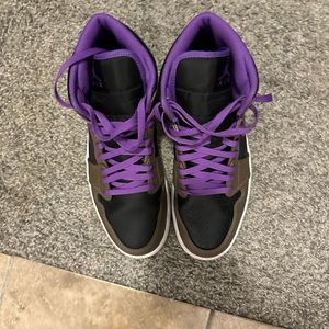 Jordan 1 mid palomino wild berry/white size 11